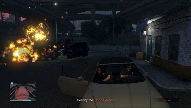 Wysadź samochód policyjny i uciekaj przygotowanym wozem - GTA Online: Ucieczka z więzienia (Prison Break), napad 2 - solucja, opis przejścia - GTA 5 - poradnik do gry