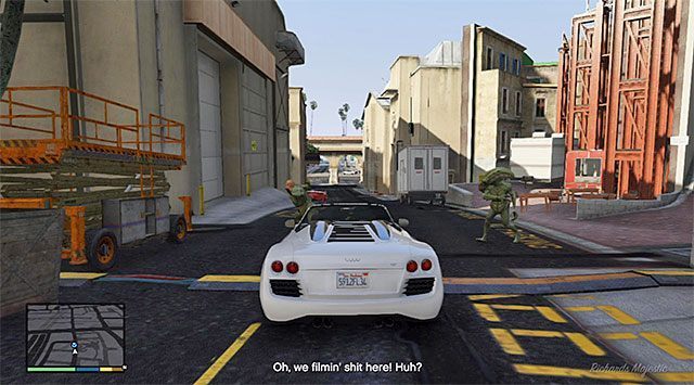 W trakcie przejazdu przez plan filmowy postaraj się nikogo nie potrącić - GTA 5: Franklin i Lamar - solucja - GTA 5 - poradnik do gry