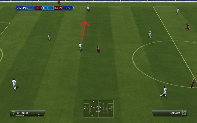 Krótkie podanie po powierzchni murawy to najprostszy i najpewniejszy sposób na przekazywanie futbolówki pomiędzy kolejnymi zawodnikami - Podania | Podstawowe zagrania w FIFA 14 - FIFA 14 - poradnik do gry