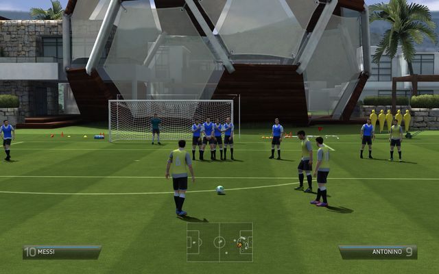 FIFA 14 pozwala na kombinacyjne rozgrywaniu rzutów wolnych za pomocą aż trzech zawodników - Rzuty wolne | Stałe fragmenty gry w FIFA 14 - FIFA 14 - poradnik do gry