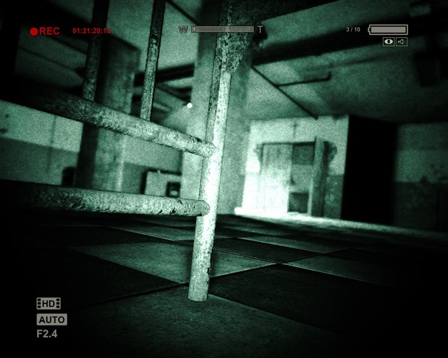 Chowanie się pod łóżkami to także miła zabawa, szczególnie, gdy szuka cię psychopata z nożycami - Male Ward | Solucja Outlast - Outlast - poradnik do gry