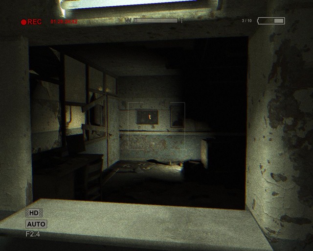 Klucz do windy, gdy tylko go weźmiesz, doktor zacznie się dobijać z boku - Male Ward | Solucja Outlast - Outlast - poradnik do gry