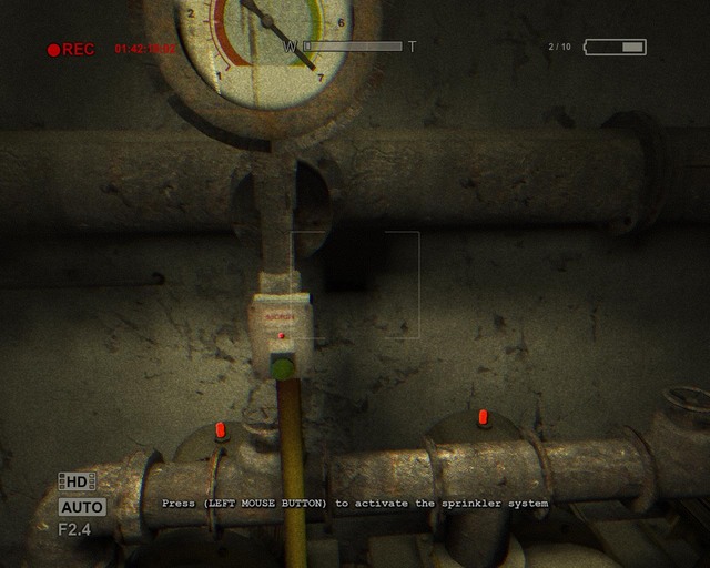Gdy przełączysz obie dźwignie będziesz mógł włączyć system przeciwpożarowy - Male Ward | Solucja Outlast - Outlast - poradnik do gry