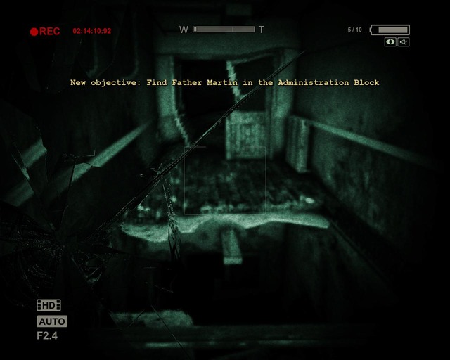 Gdy wrócisz do miejsca, w którym upuściłeś kamerę przejdź przez drzwi i przeskocz dziurę po lewej - Return to the Administration Block | Solucja Outlast - Outlast - poradnik do gry