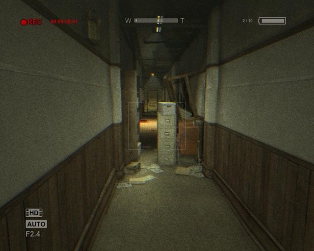 Główny korytarz, by ruszyć fabułę dalej przejdź na koniec i skręć w prawo - Administration Block | Solucja Outlast - Outlast - poradnik do gry