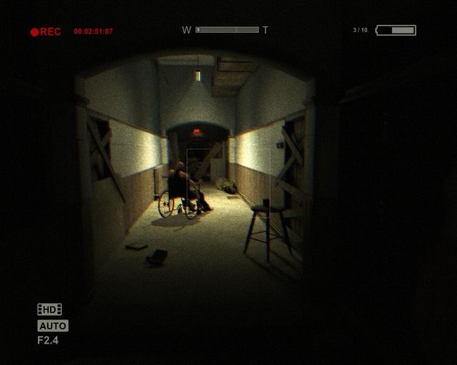 Idąc tym korytarzem skręć w lewo na końcu i wejdź do pokoju - Administration Block | Solucja Outlast - Outlast - poradnik do gry