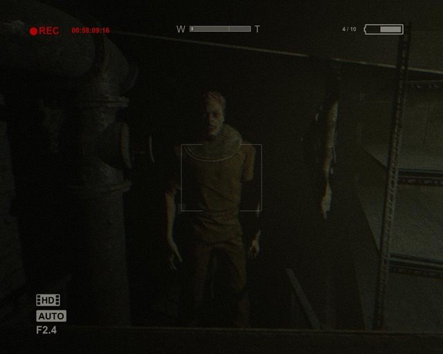Jeden z tych więźniów, który nie będzie chciał cie skrzywdzić, po jego prawej zejście niżej. - Sewer | Solucja Outlast - Outlast - poradnik do gry