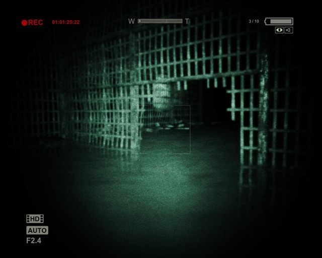 Brodząc w pierwszej wodzie i przechodząc pod tą kratką znajdziesz baterię - Sewer | Solucja Outlast - Outlast - poradnik do gry