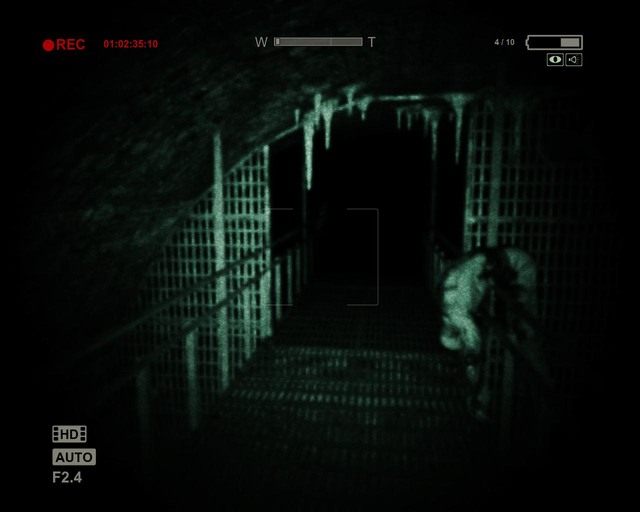 Takie krótkie odcinki kładek będą co krok - Sewer | Solucja Outlast - Outlast - poradnik do gry