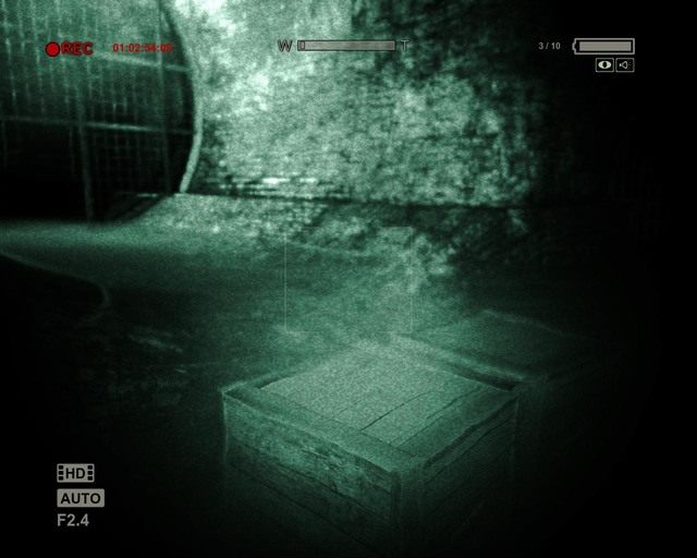 Pod kratą z lewej strony można przejść dalej - Sewer | Solucja Outlast - Outlast - poradnik do gry
