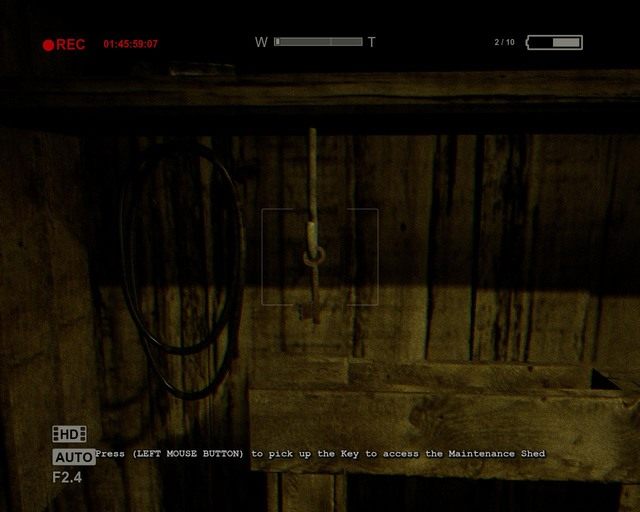Kluczyk otwierający kratę przy budynku - Coutryard | Solucja Outlast - Outlast - poradnik do gry