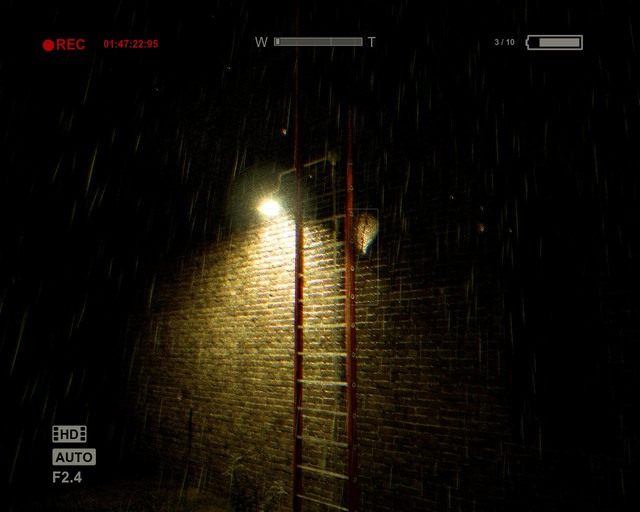 Oświetlona drabina na dach, użyj jej by pójść dalej - Coutryard | Solucja Outlast - Outlast - poradnik do gry