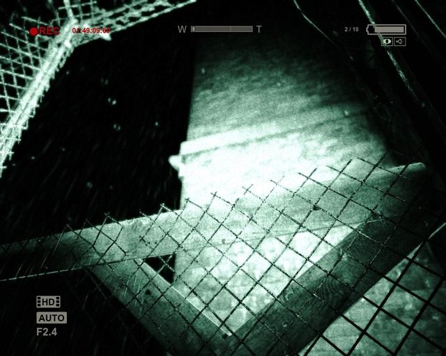 Dziura w kratce, która będziesz mógł przejść - Coutryard | Solucja Outlast - Outlast - poradnik do gry