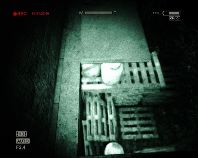 Widok z półki na kartony, po których tu wszedłeś - Coutryard | Solucja Outlast - Outlast - poradnik do gry