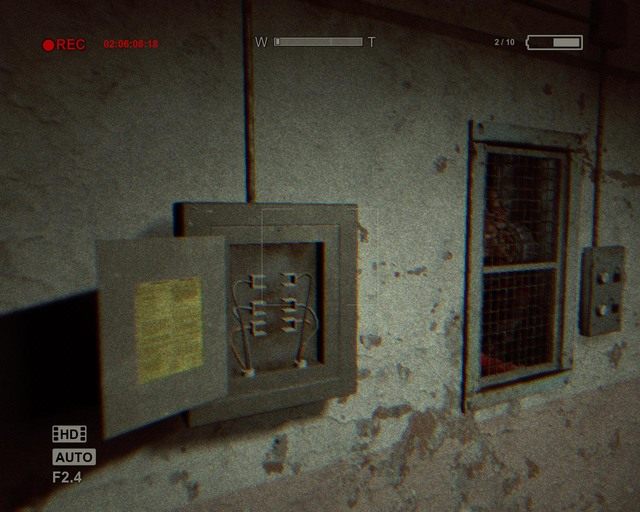 Tutaj musisz włożyć trzy zebrane przedmioty, potem będziesz mógł otworzyć kratkę obok. - Female Ward | Solucja Outlast - Outlast - poradnik do gry