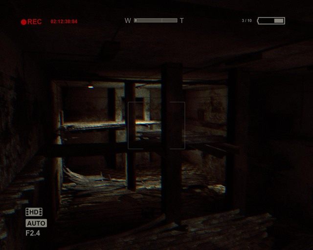Trochę skakania nikomu nie zaszkodziło. Musisz dotrzeć do drzwi naprzeciw - Female Ward | Solucja Outlast - Outlast - poradnik do gry