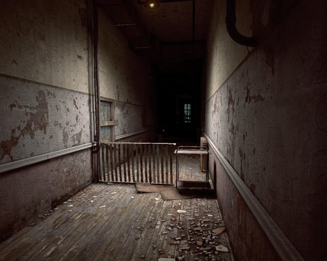Przewrócone łózko, to znak, że idziesz we właściwą stronę - Female Ward | Solucja Outlast - Outlast - poradnik do gry