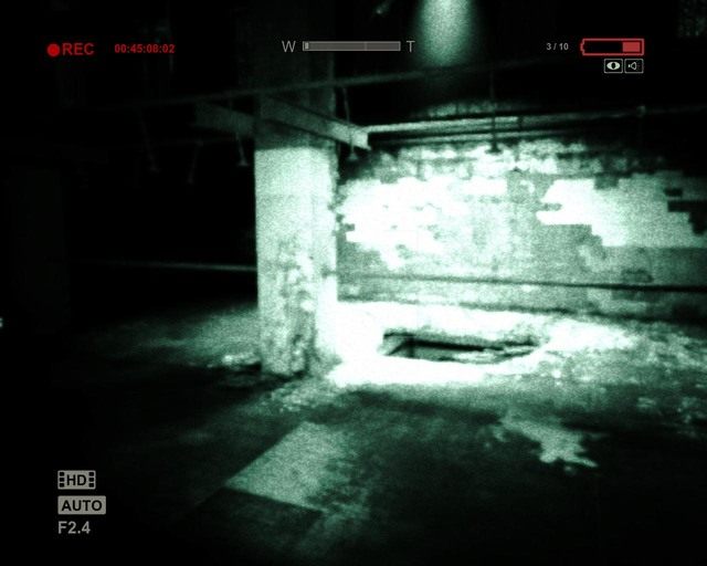 Kolejna dziura, tym razem prowadząca do kanałów - Prison Block | Solucja Outlast - Outlast - poradnik do gry