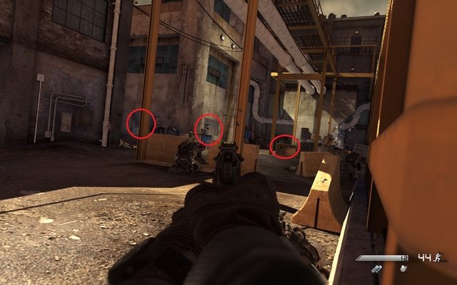 Gdy dobiegniesz do wyjścia, kucnij za oknem i poczekaj na nadciągających przeciwników - 08 - Birds of Prey | Kampania - opis przejścia | Call of Duty Ghosts - Call of Duty: Ghosts - poradnik do gry