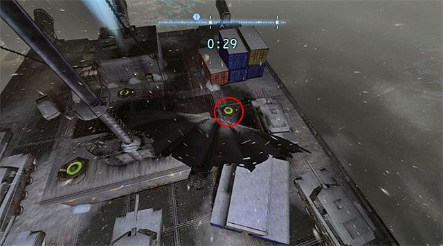 Po tym jak Batman zacznie szybować wykonaj nawrót w powietrzu i namierz pokazaną na screenie długą płytę naciskową zlokalizowaną w północno-wschodniej części okrętu - Plik z danymi 7 (Mila Rozrywki) | Pakiety danych Enigmy (Enigma Datapacks) - Batman: Arkham Origins - poradnik do gry