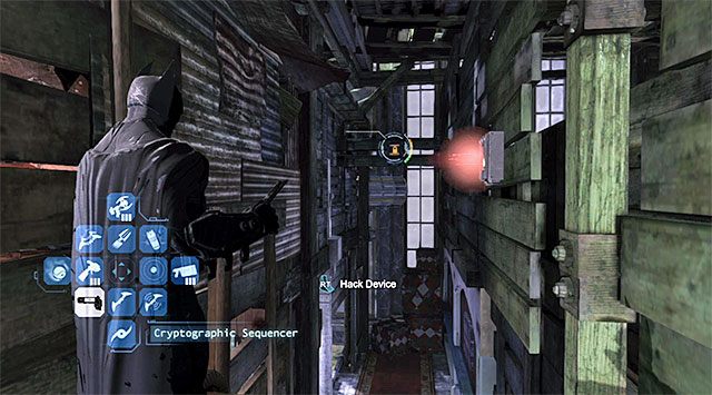 Sekret znajduje się w południowo-wschodniej części sali balowej [West Tower - Ballroom], czyli lokacji, w której podczas pierwszej wizyty w hotelu rozwiązuje się kolejne zagadki Jokera - Plik z danymi 16 (Dzielnica brylantów) - Batman: Arkham Origins - poradnik do gry