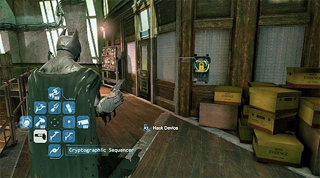 Rozpocznij w głównej sali komisariatu policji [GCPD - Bullpen] i zbadaj północno-zachodnią część jej górnego poziomu, natrafiając na pokazane na screenie zamknięte pomieszczenie - Plik z danymi 20 (Burnley) - Batman: Arkham Origins - poradnik do gry