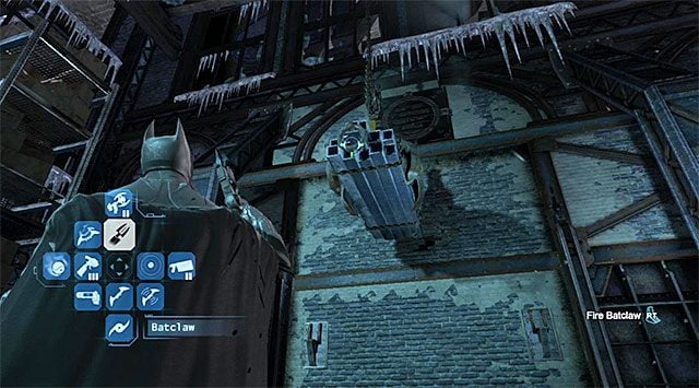 Skorzystaj z pazura i złap się zawieszonego ładunku - Zbadaj hutę - eksploracja huty | Główny wątek w Batman Arkham Origins - Batman: Arkham Origins - poradnik do gry