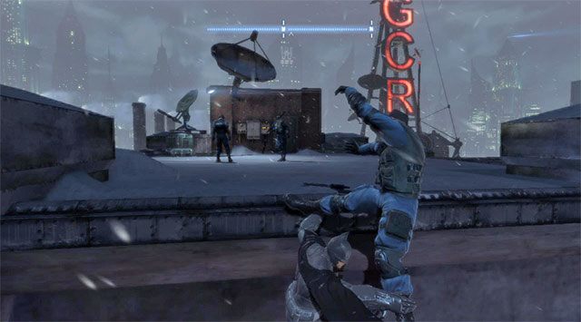 Warto zrzucić z dachu jednego z funkcjonariuszy - Rozwiąż sprawę w Lacey Towers | Główny wątek w Batman Arkham Origins - Batman: Arkham Origins - poradnik do gry