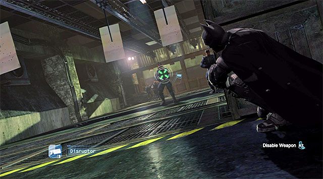 Możesz użyć zakłócacza do sabotowania broni przeciwników - Ucieknij z komisariatu policji | Główny wątek w Batman Arkham Origins - Batman: Arkham Origins - poradnik do gry