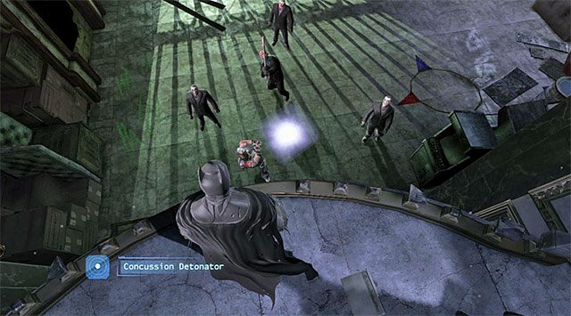 Wrogom warto podrzucić granat ogłuszeniowy - Dotarcie do apartamentu Jokera - zachodnia wieża | Główny wątek w Arkham Origins - Batman: Arkham Origins - poradnik do gry
