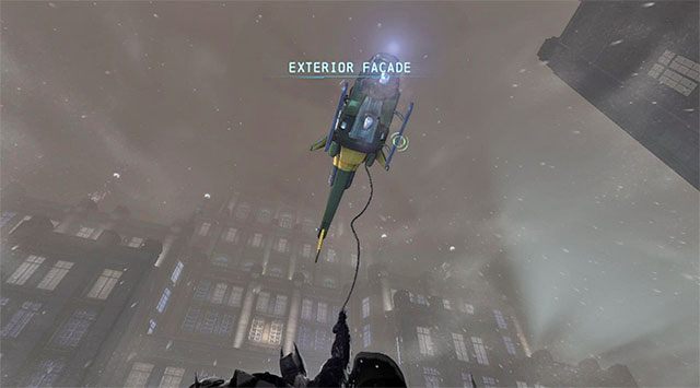 Musisz złapać się latającego w pobliżu hotelu śmigłowca - Dotarcie do apartamentu Jokera - górne piętra | Główny wątek w Arkham Origins - Batman: Arkham Origins - poradnik do gry