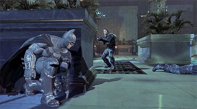 Możesz wyczekiwać na wrogów za zasłonami, szukając okazji do tego żeby ich złapać - Dotarcie do apartamentu Jokera - pływalnia | Główny wątek w Arkham Origins - Batman: Arkham Origins - poradnik do gry