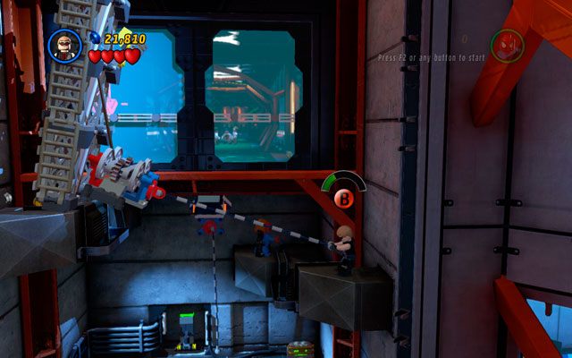 Jako Hawkeye wystrzel wybuchową strzałę w kierunku srebrnego wywietrznika u góry - dzięki temu odsłonisz uchwyt na linę - Exploratory Laboratory | Opis przejścia LEGO Marvel Super Heroes - LEGO Marvel Super Heroes - poradnik do gry