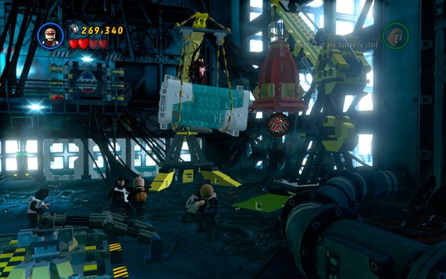 Gdy przeciwnikowi pozostanie jeden punkt życia, podbiegnij Spider-Manem do dźwigu po prawej i użyj szóstego zmysłu - Exploratory Laboratory | Opis przejścia LEGO Marvel Super Heroes - LEGO Marvel Super Heroes - poradnik do gry