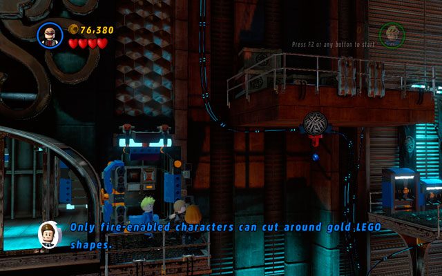 Użyj strzały z liną Hawkeyea, celując w czerwony otwór nad przepaścią - Red Head Detention | Opis przejścia LEGO Marvel Super Heroes - LEGO Marvel Super Heroes - poradnik do gry