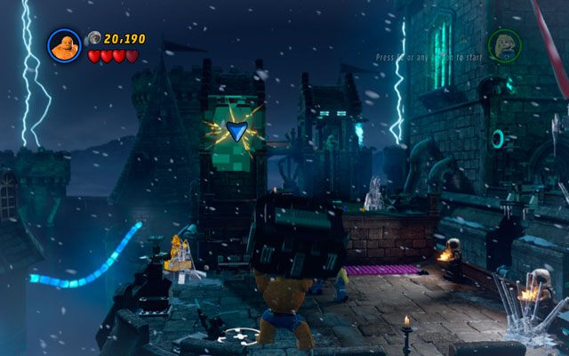 Gdy wylądujesz na terenie zamku, porachuj kości okolicznym przeciwnikom, a następnie rozwal obiekty stojące po lewej - Doctor in the House | Opis przejścia LEGO Marvel Super Heroes - LEGO Marvel Super Heroes - poradnik do gry