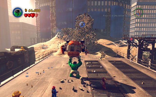 Gdy wróg zostanie częściowo utwardzony, podejdź zielonym mięśniakiem do bloku piasku (pośrodku planszy) i uderz w niego - Sandman | Bossowie w LEGO Marvel Super Heroes - LEGO Marvel Super Heroes - poradnik do gry
