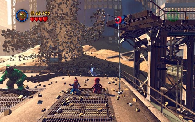 Po prawej stronie giganta znajduje się srebrna osłona, którą tylko Iron Man może zniszczyć - Sandman | Bossowie w LEGO Marvel Super Heroes - LEGO Marvel Super Heroes - poradnik do gry