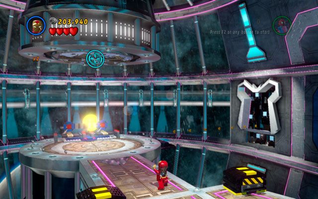 Kiedy trafisz do ogromnej, okrągłej sali z widokiem na wszechświat, zwróć uwagę na centralną platformę - Kampania | Stan Lee w opałach | LEGO Marvel Super Heroes - LEGO Marvel Super Heroes - poradnik do gry