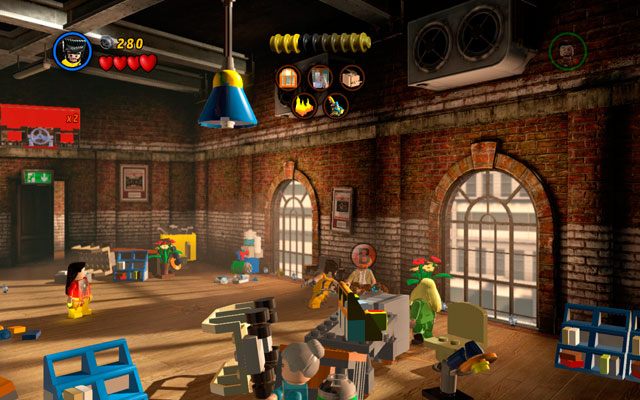 Stana Lee znajdziesz z prawej strony pomieszczenia, zakopanego w kupce piasku - Bonusowe poziomy Deadpoola | Stan Lee w opałach | LEGO Marvel Super Heroes - LEGO Marvel Super Heroes - poradnik do gry