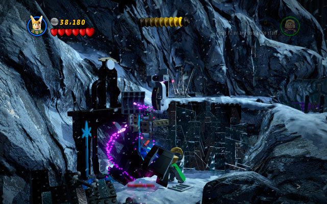 Wejdź na odblokowane właśnie wzgórze, jako Loki budując akumulator dla Thora - Bro-tunheim | Bonusowe misje Deadpoola | LEGO Marvel Super Heroes - LEGO Marvel Super Heroes - poradnik do gry