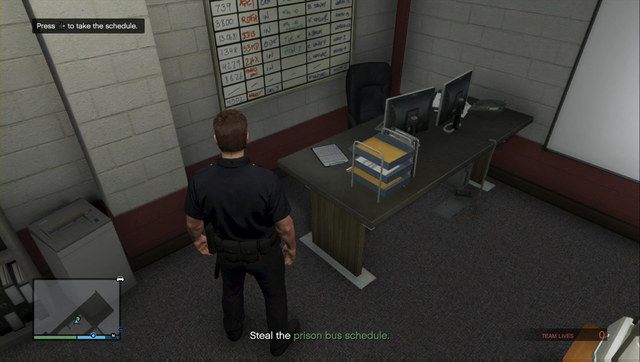 Rozkład leży na biurku w rogu - wystarczy go podnieść i wyjść niepostrzeżenie - GTA Online: Napad 2 - Ucieczka z więzienia/Prison Break | Napady DLC - GTA Online - poradnik do gry