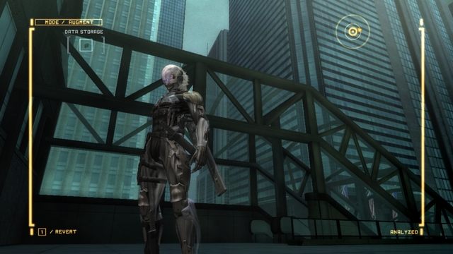 Nośnik danych znajdujący się nad ruchomymi schodami. - R-03 Mile High | Kampania - opis przejścia Metal Gear Rising Revengeance - Metal Gear Rising: Revengeance - poradnik do gry