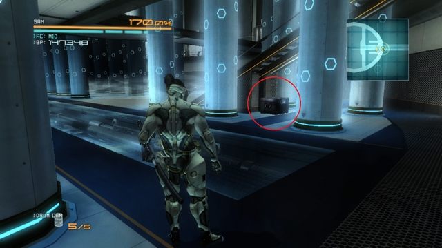 Sprytnie ukryta pod schodami skrzynia z Endurance Plus. - Metal Gear Ray | DLC - Jetstream Sam - opis przejścia - Metal Gear Rising: Revengeance - poradnik do gry