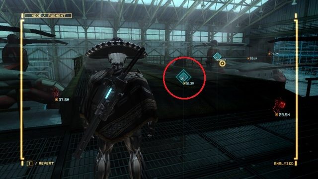 Lewus #29 (zaznaczony na czerwono) i lewus #30, za zewnątrz hangaru. - Lewe ręce | Znajdźki Metal Gear Rising Revengeance - Metal Gear Rising: Revengeance - poradnik do gry