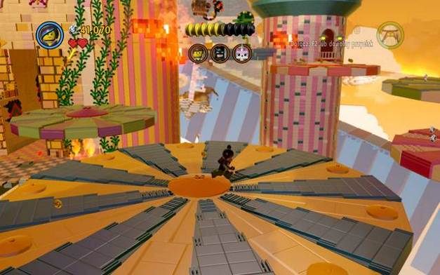 Przeskakuj dalej po obrotowych płytach - Atak na Chmurokukułkowo | Wątek fabularny w LEGO Przygoda gra wideo - LEGO Przygoda gra wideo - poradnik do gry