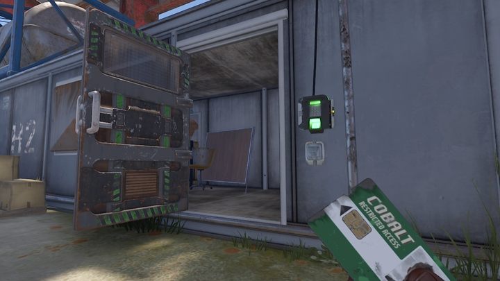 Odnajdując zamknięte drzwi z terminalem użyjcie na nim karty dostępu o kolorze takim, jak światło - Rust: Karty dostępu - jak używać? - Rust - przewodnik przetrwania - poradnik do gry
