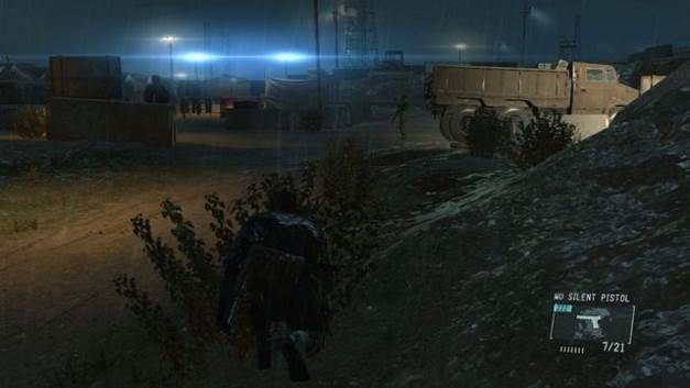 Możesz przejechać do bazy na tyłach ciężarówki - Uwolnij Paz | Opis przejścia w Metal Gear Solid V Ground Zeroes - Metal Gear Solid V: Ground Zeroes - poradnik do gry