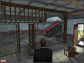 Tam rozwalamy trzech włóczęgów o wrogich zamiarach, wycofujemy się na schody, aby przeładować broń i kończymy czwartego - Misja 18 - Kampania wyborcza | Mafia The City of Lost Heaven - Mafia: The City of Lost Heaven - poradnik do gry