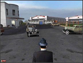 Przygotowujemy spluwę i bierzemy się za likwidację przeciwników w budynku odpraw - Misja 11 - Omerta | Mafia The City of Lost Heaven - Mafia: The City of Lost Heaven - poradnik do gry